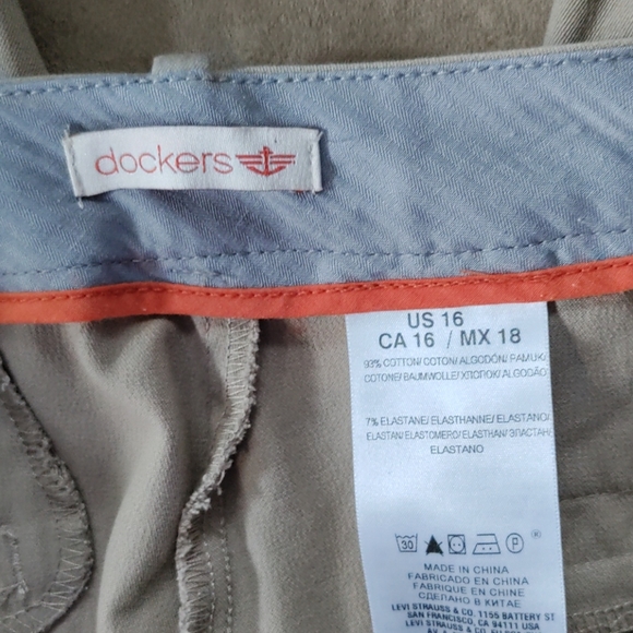 ✨Dockers women's size 16 tan Capri pants - Picture 3 of 3